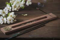 Räucherstäbchenhalter "OM" aus Edelholz