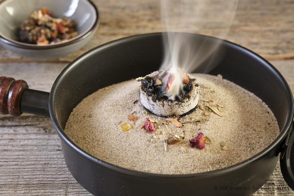 raeuchern-mit-einer-raeucherpfanne_fx11786