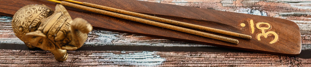 Räucherstäbchenhalter aus Holz