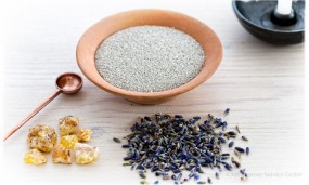 R&auml;ucherschale mit Feuersand f&uuml;llen