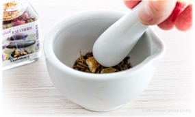 R&auml;ucherwerk im M&ouml;rser zerkleinern